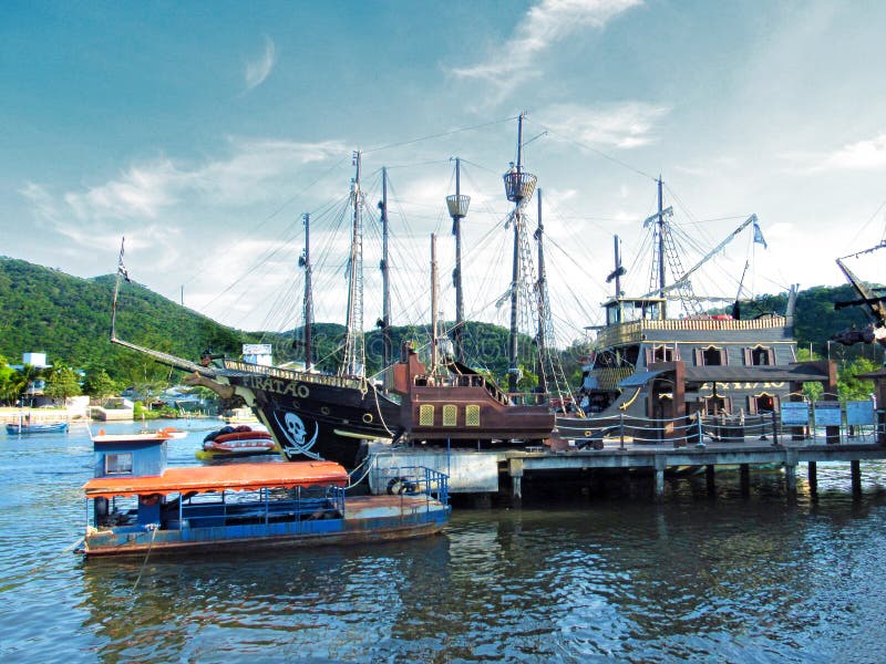 Bateau de pirate dans Camboriu image libre de droits Bateau de pirate dans Camboriu image libre de droits