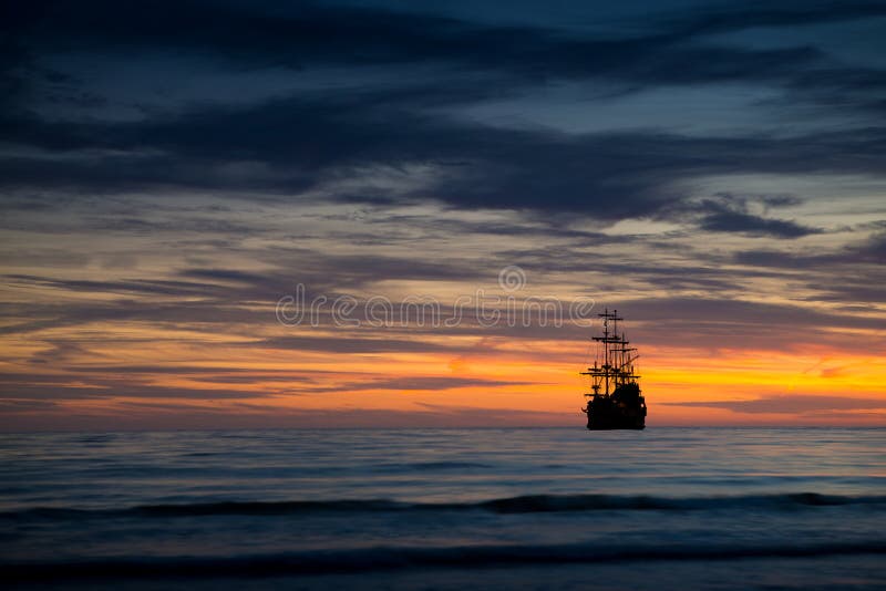 Bateau de pirate dans le paysage de coucher du soleil images libres de droits Bateau de pirate dans le paysage de coucher du soleil images libres de droits