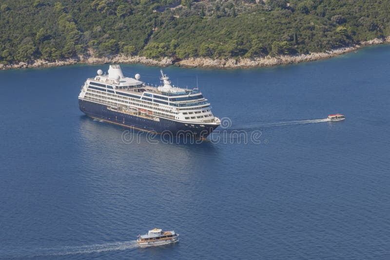 Bateau de plate-forme ancré dans la baie avant l'insel Lokrum en Mer Adriatique près de la ville Dubrovnik Voyage en mer en Croat photographie stock Bateau de plate-forme ancré dans la baie avant l'insel Lokrum en Mer Adriatique près de la ville Dubrovnik Voyage en mer en Croat photographie stock