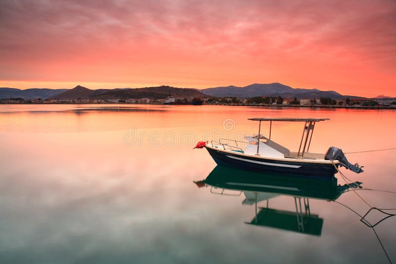 Download Bateau De Pêche Dans Nafplio, Grèce Photo stock - Image du peloponnese, sunset: 45371840