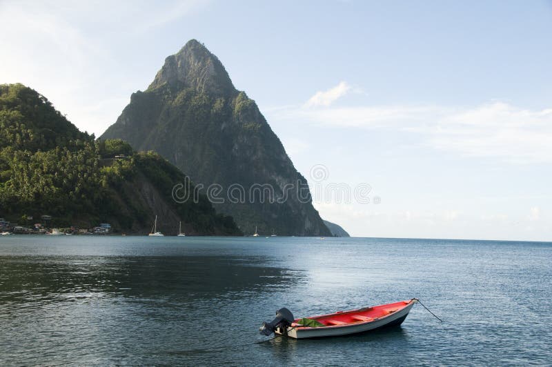 Bateau de pêche de crêtes de piton de Soufriere St Lucia photos libres de droits Bateau de pêche de crêtes de piton de Soufriere St Lucia photos libres de droits
