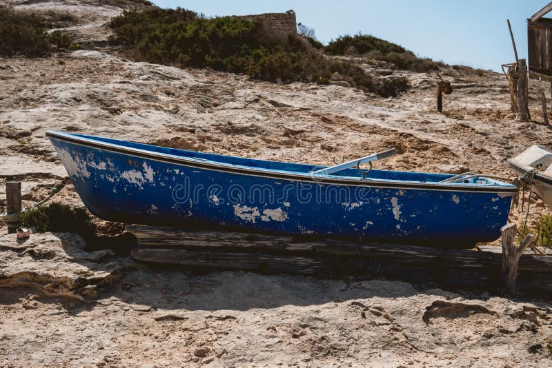 Bateau de pêche en bois sans moteur photographie stock libre de droits Bateau de pêche en bois sans moteur photographie stock libre de droits