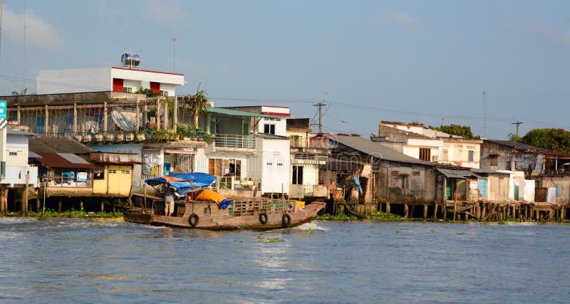 Bateau de pêche et maisons de flottement Marché de flottement de delta du Mékong Cai Be vietnam image libre de droits Bateau de pêche et maisons de flottement Marché de flottement de delta du Mékong Cai Be vietnam image libre de droits
