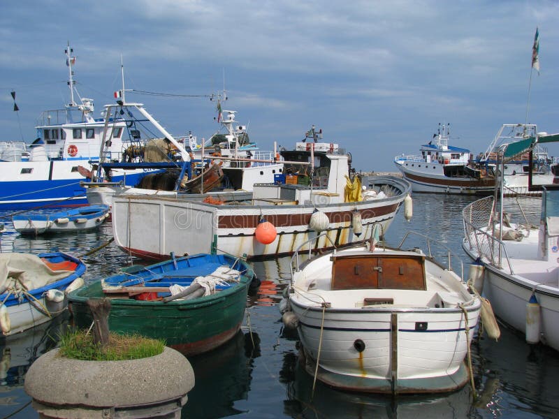 Bateau de pêche italien dans le port