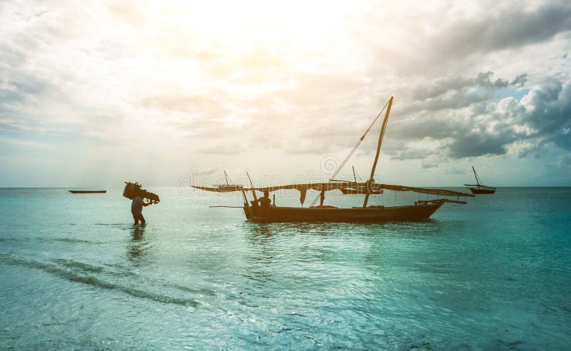 Bateau de pêche rustique se reposant dans l'océan, Zanzibar photos libres de droits Bateau de pêche rustique se reposant dans l'océan, Zanzibar photos libres de droits