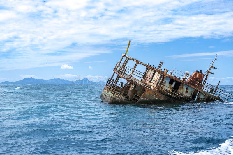 Bateau de pêche submergé outre de la côte de Fijian