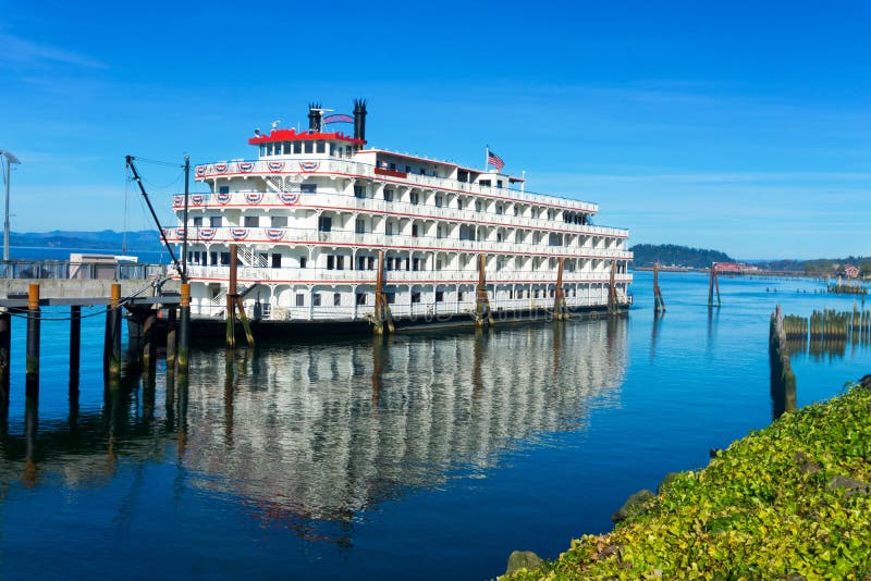 Bateau de rivière dans Astoria, Orégon photo stock Bateau de rivière dans Astoria, Orégon photo stock