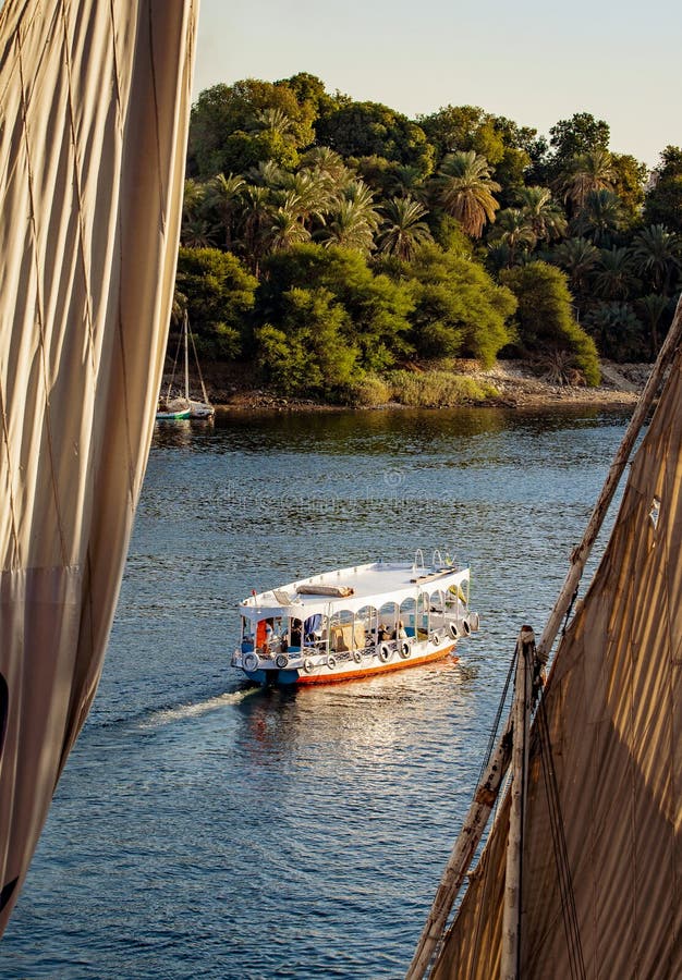 Bateau de touristes du Nil au coucher du soleil à Louxor Egypte photo stock Bateau de touristes du Nil au coucher du soleil à Louxor Egypte photo stock