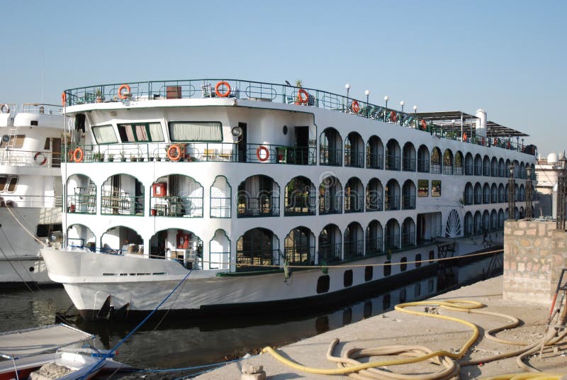 Bateau de vitesse normale du Nil au quai de Luxor - l'Egypte photographie stock Bateau de vitesse normale du Nil au quai de Luxor - l'Egypte photographie stock