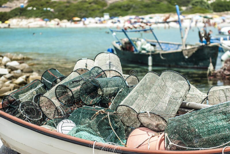 bateau en bois complètement des filets de pêche avec une plage, une mer bleue et un fi image libre de droits bateau en bois complètement des filets de pêche avec une plage, une mer bleue et un fi image libre de droits