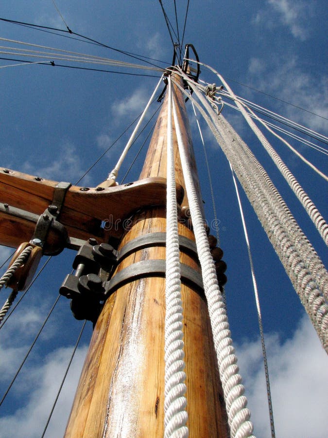 Bateau en bois de mât image stock. Image du matériel, nature 5483869