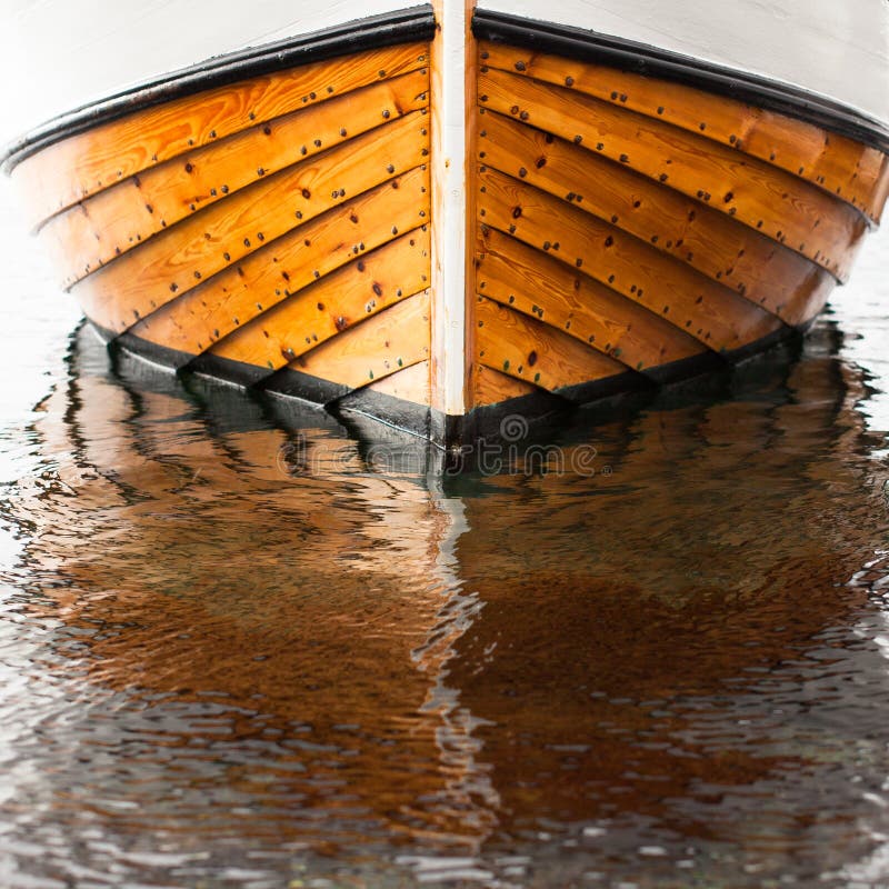 Bateau en bois traditionnel de pêcheur de Norvège image stock Bateau en bois traditionnel de pêcheur de Norvège image stock