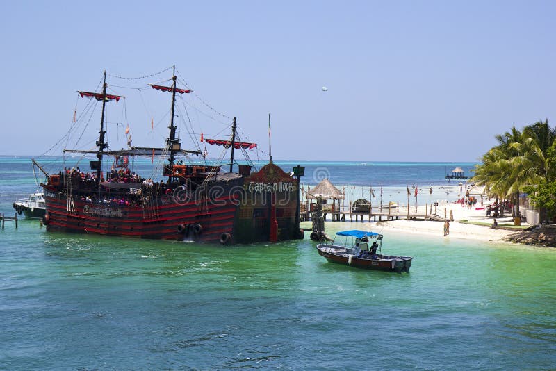 Bateau et la plage dans le secteur d'hôtel de Cancun, Mexique images stock Bateau et la plage dans le secteur d'hôtel de Cancun, Mexique images stock