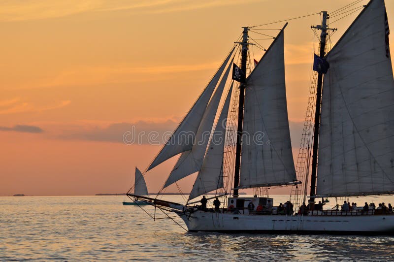 Bateau grand de schooner de bateau à voile de coucher du soleil photo libre de droits Bateau grand de schooner de bateau à voile de coucher du soleil photo libre de droits