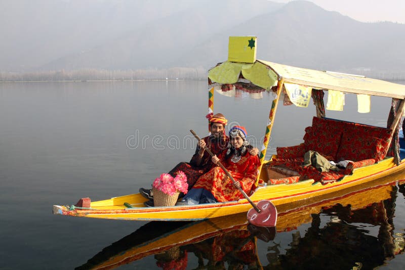 Bateau indien du nord de Shikara d'équitation de couples photos libres de droits Bateau indien du nord de Shikara d'équitation de couples photos libres de droits