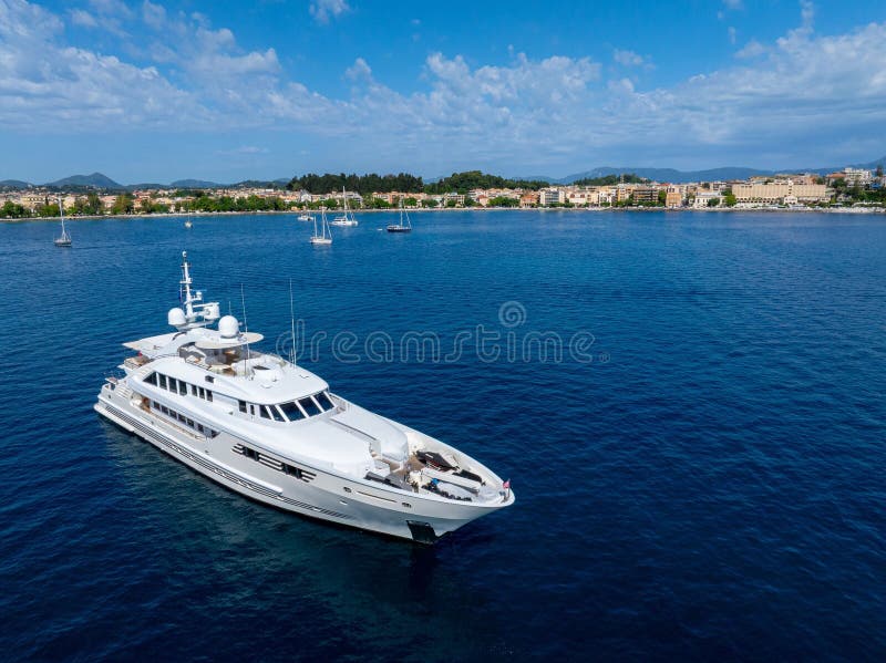 Bateau luxueux croisière sur les eaux calmes photos libres de droits