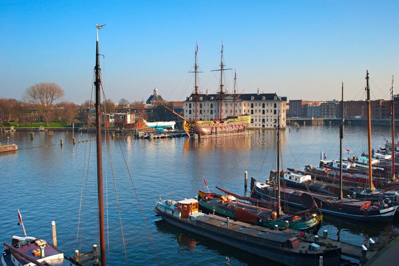 Bateau-maison d'Amsterdam photo libre de droits Bateau-maison d'Amsterdam photo libre de droits