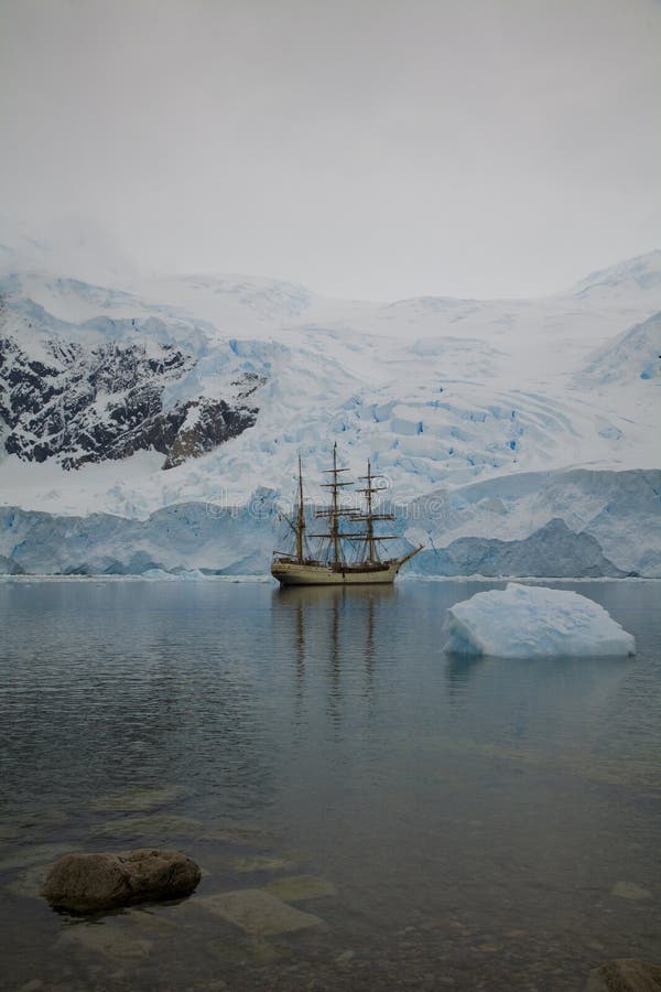 bateau proche de glacier images stock bateau proche de glacier images stock