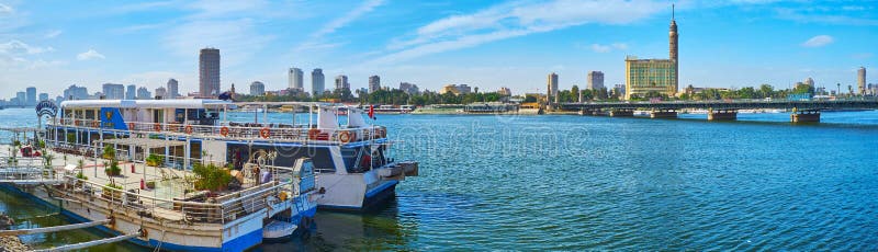 Bateau-restaurant sur le Nil, le Caire, Egypte image libre de droits Bateau-restaurant sur le Nil, le Caire, Egypte image libre de droits