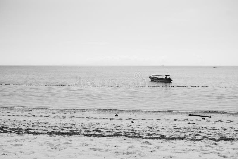Bateau solitaire au bord. Lève-tôt en allant travailler tout seul.