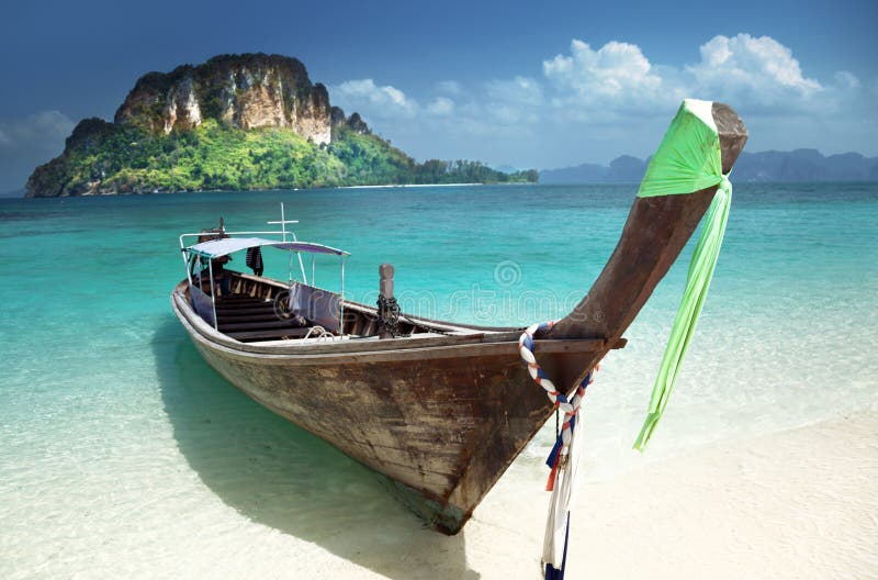 Bateau sur la petite île en Thaïlande photos libres de droits Bateau sur la petite île en Thaïlande photos libres de droits