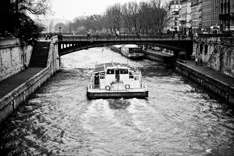 Bateau sur la rivière la Seine à Paris images libres de droits Bateau sur la rivière la Seine à Paris images libres de droits