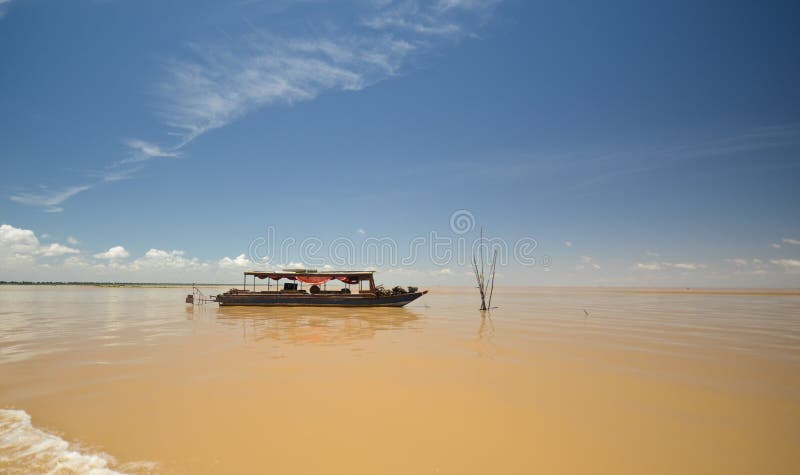 Bateau sur le lac sap de Tonle image libre de droits Bateau sur le lac sap de Tonle image libre de droits
