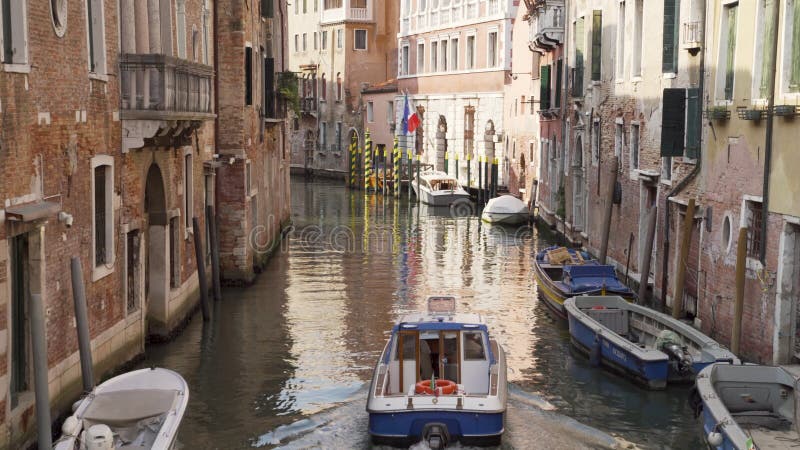 Bateau-taxi naviguant étroit canal à venise italie clips vidéos