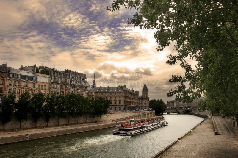 Bateau touristique sur le fleuve de Seine à Paris, France. photographie stock libre de droits Bateau touristique sur le fleuve de Seine à Paris, France. photographie stock libre de droits