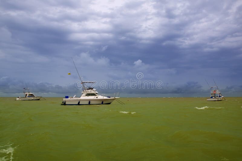 Bateau vert d'océan de l'Afrique Saly Sénégal photo libre de droits Bateau vert d'océan de l'Afrique Saly Sénégal photo libre de droits