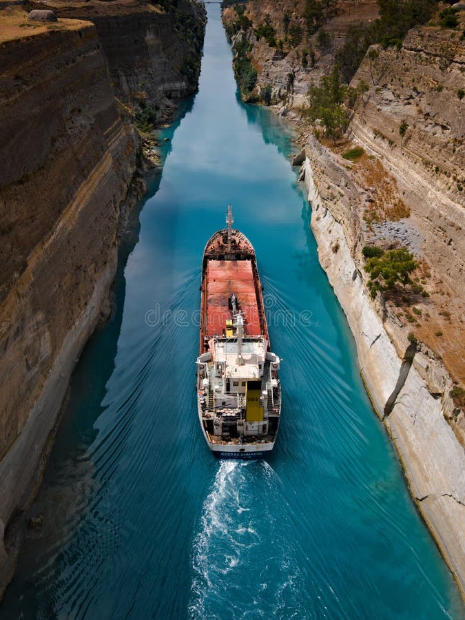 Bateau voyageant par le canal de Corinthe photos stock Bateau voyageant par le canal de Corinthe photos stock