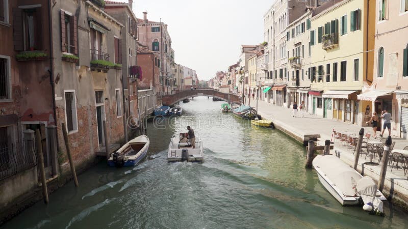Bateau à moteur naviguant étroit canal à venise italie clips vidéos