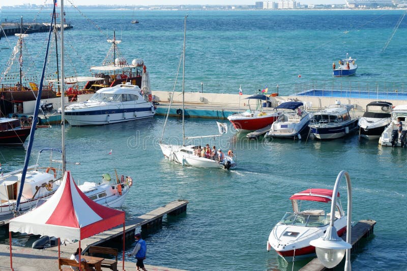 Bateaux amarrés et embarcations de plaisance à la station de mer dans Anapa photographie stock libre de droits Bateaux amarrés et embarcations de plaisance à la station de mer dans Anapa photographie stock libre de droits