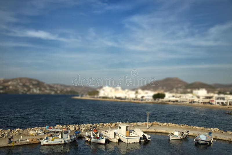 Bateaux au pilier avec l'effet d'inclinaison en Paros, Grèce photographie stock libre de droits Bateaux au pilier avec l'effet d'inclinaison en Paros, Grèce photographie stock libre de droits