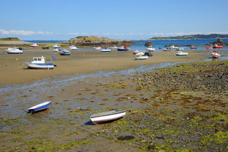 Bateaux colorés dans la baie Guernesey, Îles Anglo-Normandes photos libres de droits Bateaux colorés dans la baie Guernesey, Îles Anglo-Normandes photos libres de droits