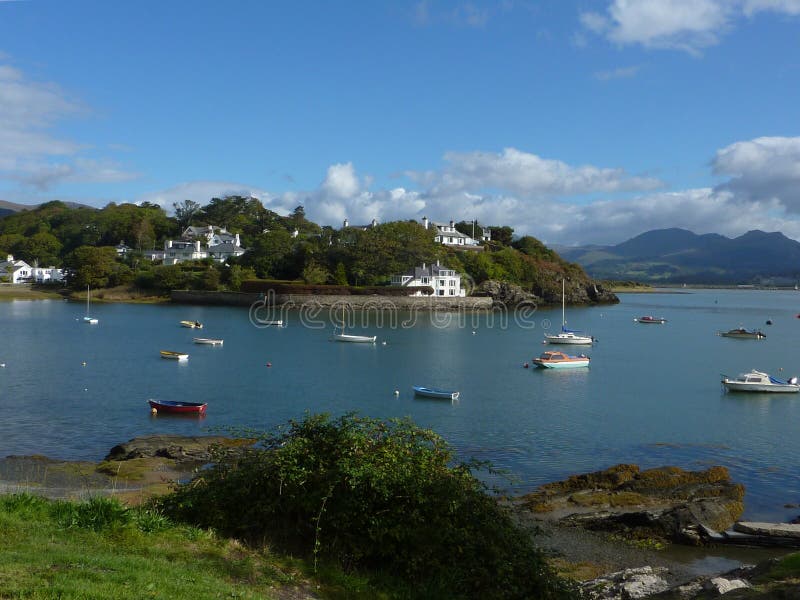 Bateaux dans le port de Porthmadog avec vue sur des montagnes de Snowdonia photographie stock Bateaux dans le port de Porthmadog avec vue sur des montagnes de Snowdonia photographie stock