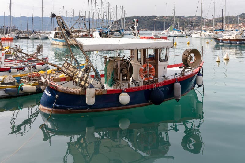 Bateaux dans le port dans Lerici en Ligurie Italie le 21 avril 2019 photo libre de droits