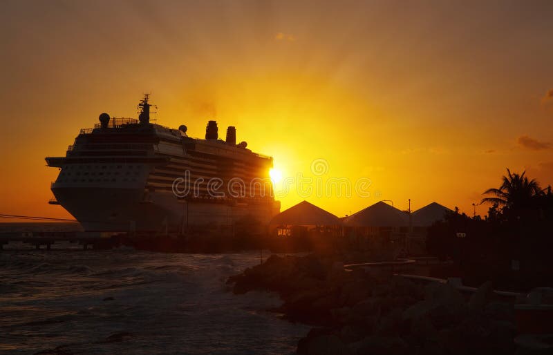 Bateaux de croisière dans le port sur le coucher du soleil photographie stock libre de droits Bateaux de croisière dans le port sur le coucher du soleil photographie stock libre de droits