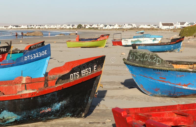 Bateaux de pêche colorés sur la plage au pater, petit village de pêche avec des restaurants gastronomiques sur la côte ouest de l photo libre de droits