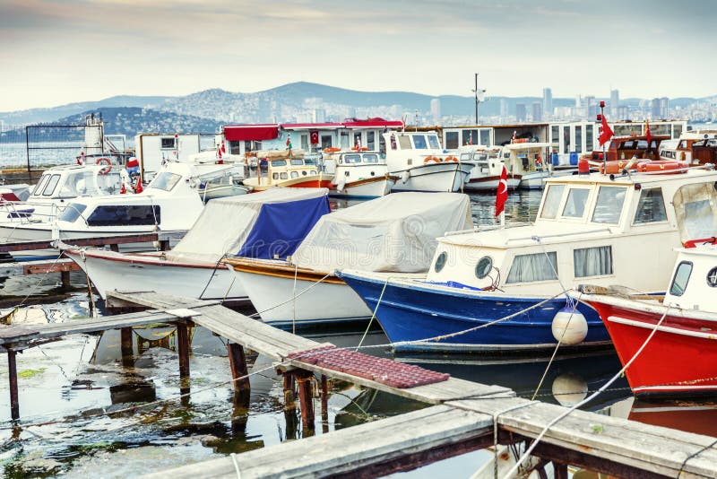 Bateaux de pêche dans la marina du soir photographie stock Bateaux de pêche dans la marina du soir photographie stock