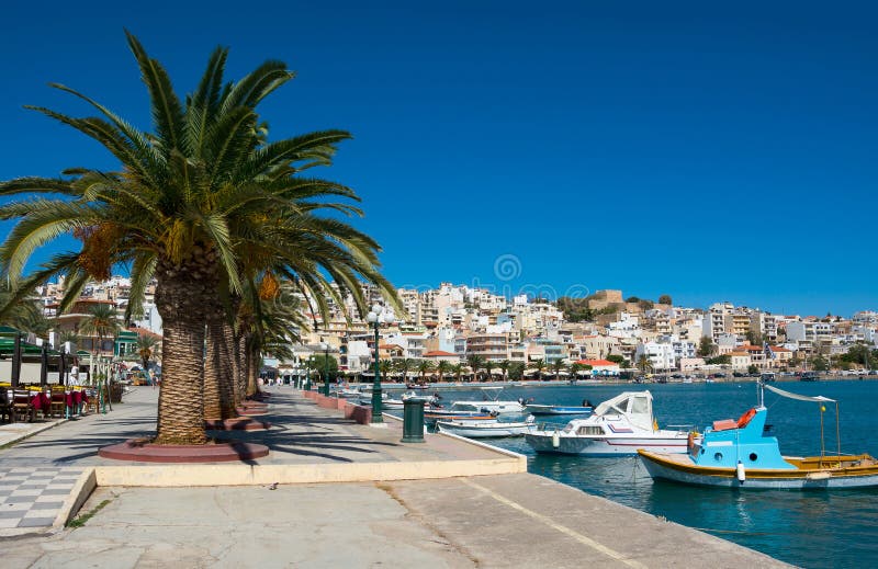 Bateaux de pêche grecs à Sitia. images libres de droits