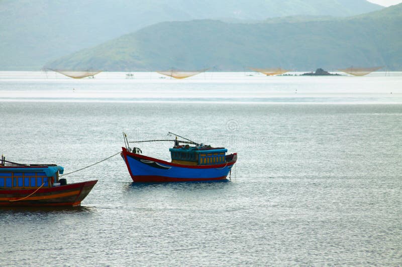 Bateaux de pêche vietnamiens traditionnels sur la mer images stock Bateaux de pêche vietnamiens traditionnels sur la mer images stock