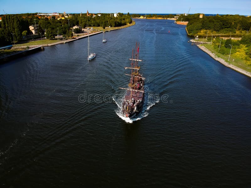 Bateaux de voile sur la rivière photographie stock Bateaux de voile sur la rivière photographie stock