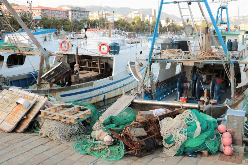 Bateaux et réseaux de pêche image libre de droits Bateaux et réseaux de pêche image libre de droits