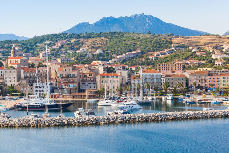Bateaux et yachts de luxe dans Propriano, Corse photos libres de droits Bateaux et yachts de luxe dans Propriano, Corse photos libres de droits