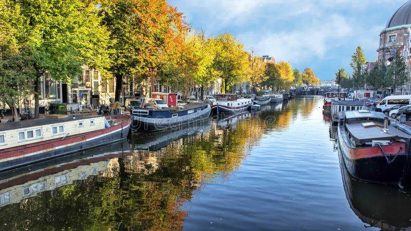 Bateaux-maison historiques, canal de Singel, Amsterdam, Pays-Bas images libres de droits Bateaux-maison historiques, canal de Singel, Amsterdam, Pays-Bas images libres de droits