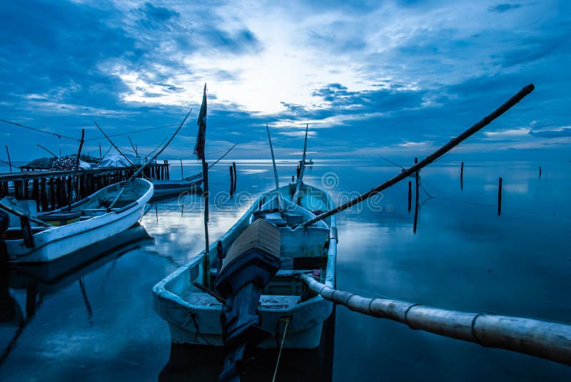 Bateaux ou canoës dans le dock et le coucher du soleil bleu dans Campeche Mexique photo libre de droits Bateaux ou canoës dans le dock et le coucher du soleil bleu dans Campeche Mexique photo libre de droits