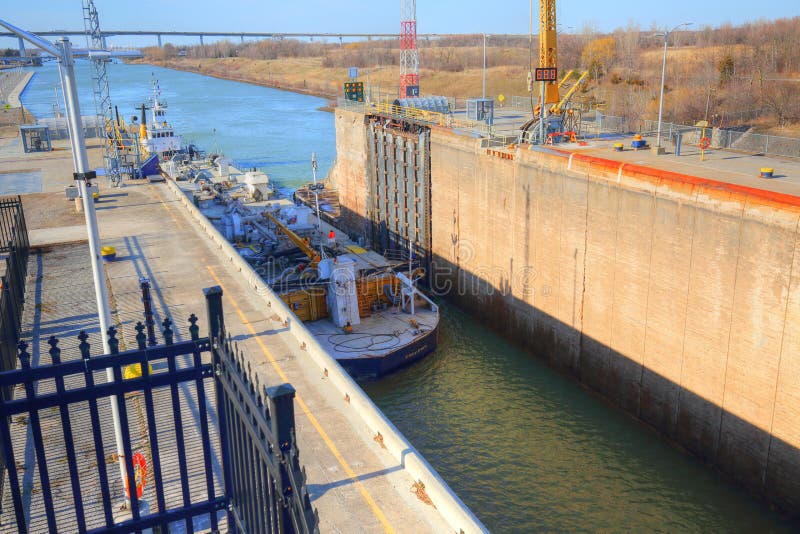 Bateaux passant par Welland Canal photographie stock libre de droits Bateaux passant par Welland Canal photographie stock libre de droits