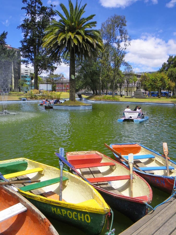 Bateaux pour le loyer en parc d'Alameda de La, Quito, Equateur image stock Bateaux pour le loyer en parc d'Alameda de La, Quito, Equateur image stock