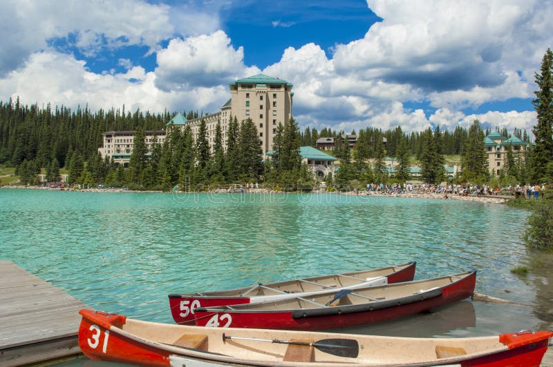 Bateaux sur la turquoise Lake Louise avec le château célèbre de Fairmont photographie stock Bateaux sur la turquoise Lake Louise avec le château célèbre de Fairmont photographie stock